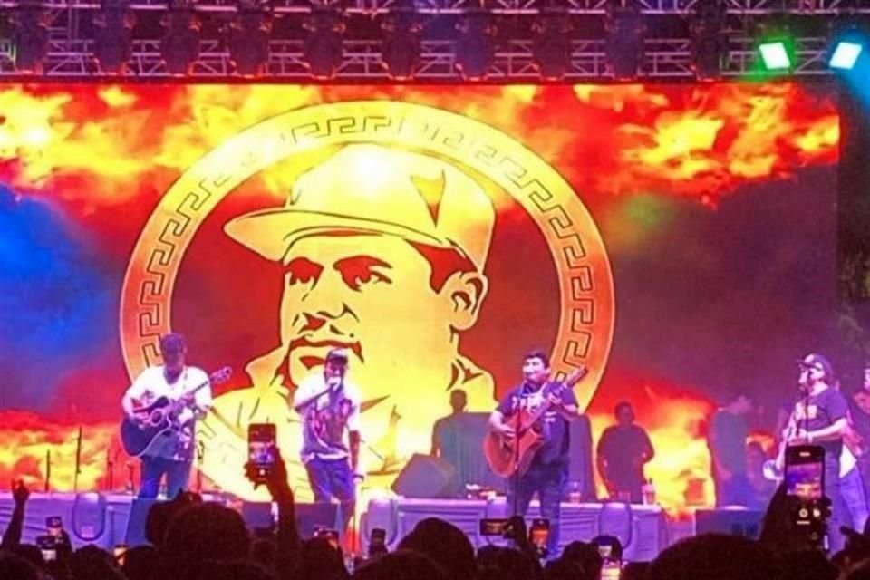 En un concierto de 'Peso Pluma' se mostró el rostro del líder criminal Joaquín 'El Chapo' Guzmán.