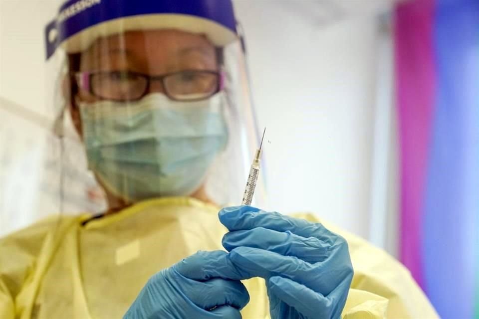 Un asistente médico prepara una jeringa con la vacuna contra la viruela del mono.