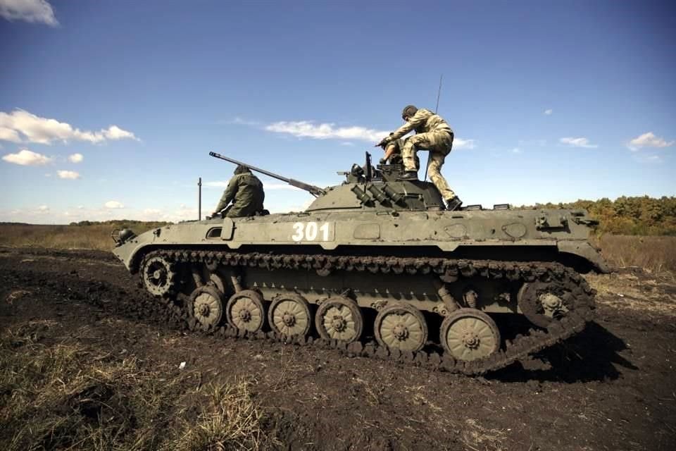 Reclutas manejan un tanque militar durante entrenamiento en la región de Krasnodar.