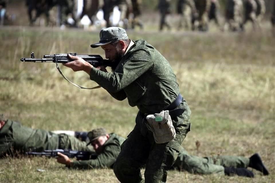 Reclutas participan en entrenamientos como parte de la movilización militar de Rusia.