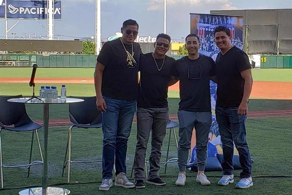 Japhet Amador (izq. a der.), Manny Rodríguez, Amadeo Zazueta y Manuel Flores en la conferencia de prensa en la que se anunció el retiro de Manny Rodríguez.