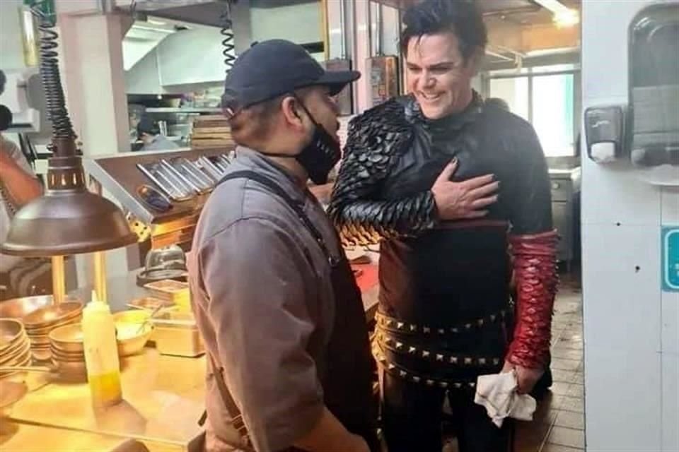 Tras sorprender con un toquín improvisado en el Zócalo de la CDMX, el guitarrista de Rammstein, Richard Kruspe, visitó una taquería.