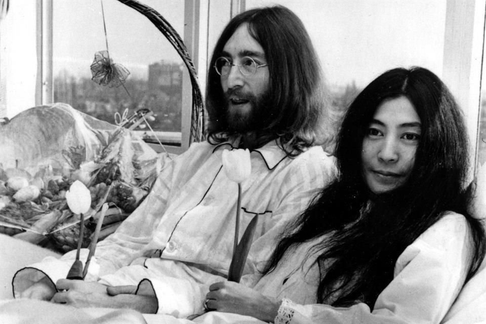 Una carta que firmó John Lennon el día de su asesinato se subastará en línea; la puja mínima será de 30 mil dólares.