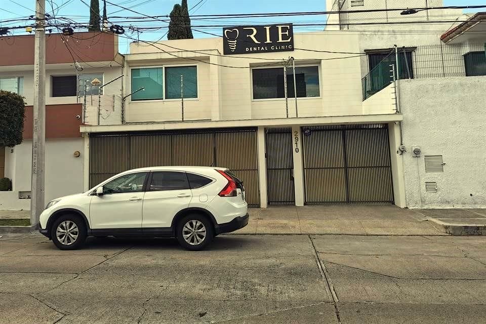 Una de las ubicaciones que la empresa pone en sus redes sociales corresponde a un consultorio dental.