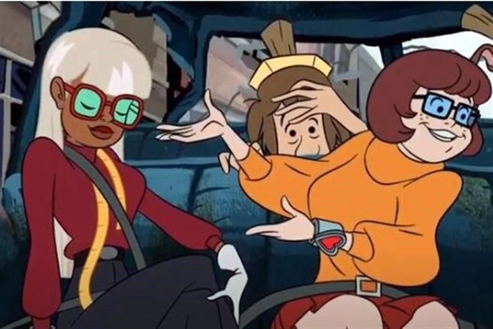 En la cinta 'Trick or Treat Scooby-Doo!' vemos a Velma sonrojarse y con sus lentes empañados cuando observa a Coco, diseñadora de vestuario.