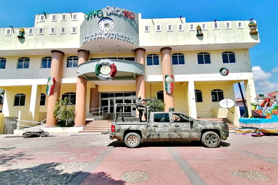 Fueron asesinados el Alcalde de San Miguel Totolapan, Conrado Mendoza Almeda, y otras 17 personas.