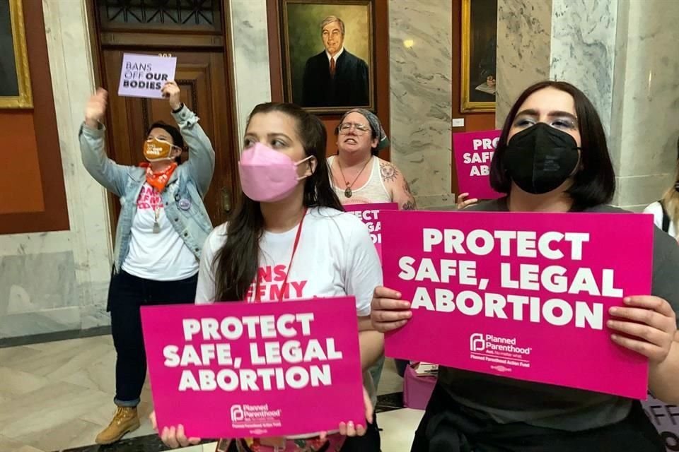 Mujeres protestan en abril pasado en el Capitolio de Kentucky a favor del derecho al aborto.