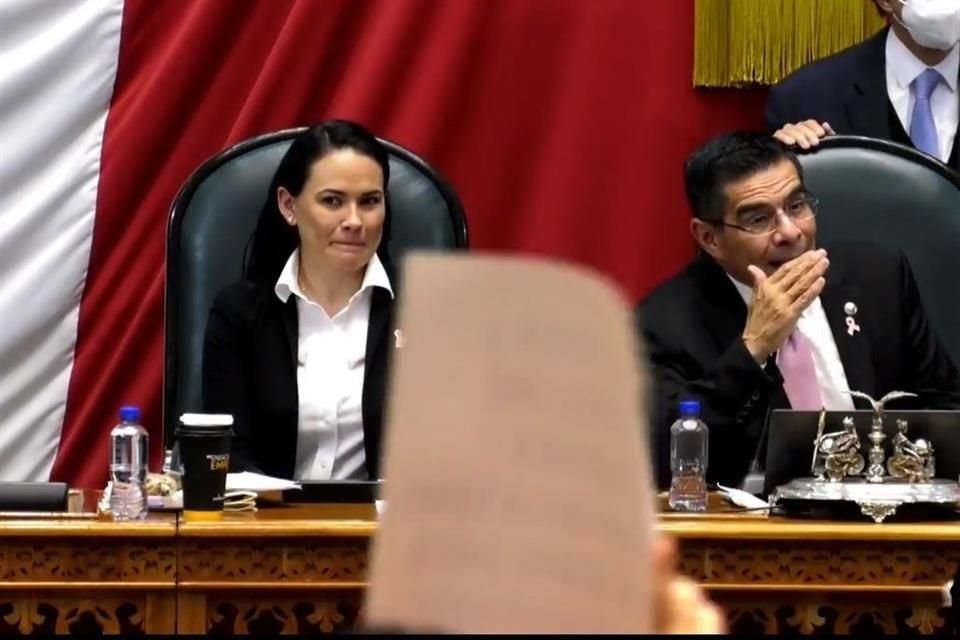 El presidente del Congreso del Edomex, Enrique Jacob, intentaba calmar las protestas de legisladores de Morena.