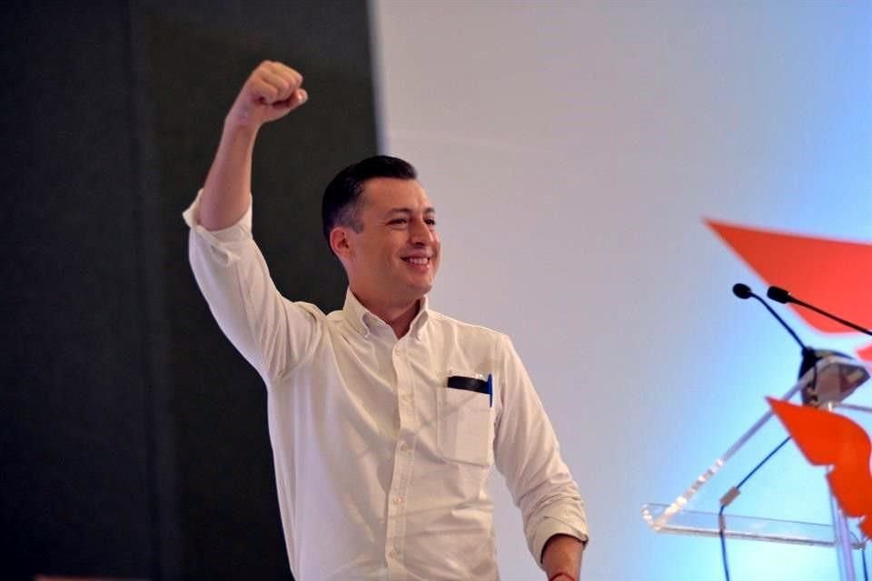 ¡Presidente, presidente!, corearon hoy asistentes a la Asamblea de la Coordinación Nacional de Autoridades Municipales, cuando el Edil fue presentado, mientras él sonreía nervioso.