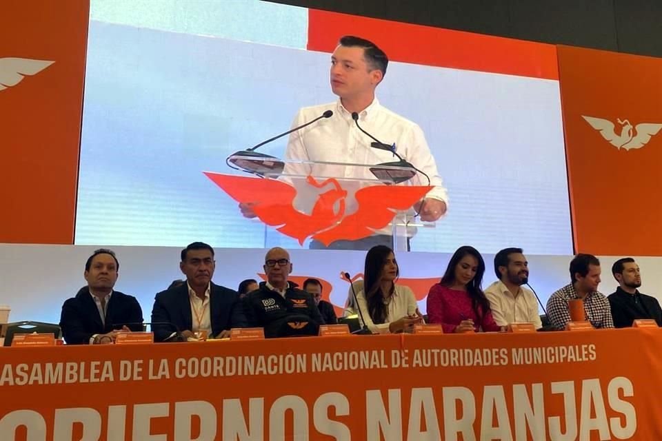 ¡Presidente, presidente!, corearon hoy asistentes a la Asamblea de la Coordinación Nacional de Autoridades Municipales, cuando el Edil fue presentado, mientras él sonreía nervioso.