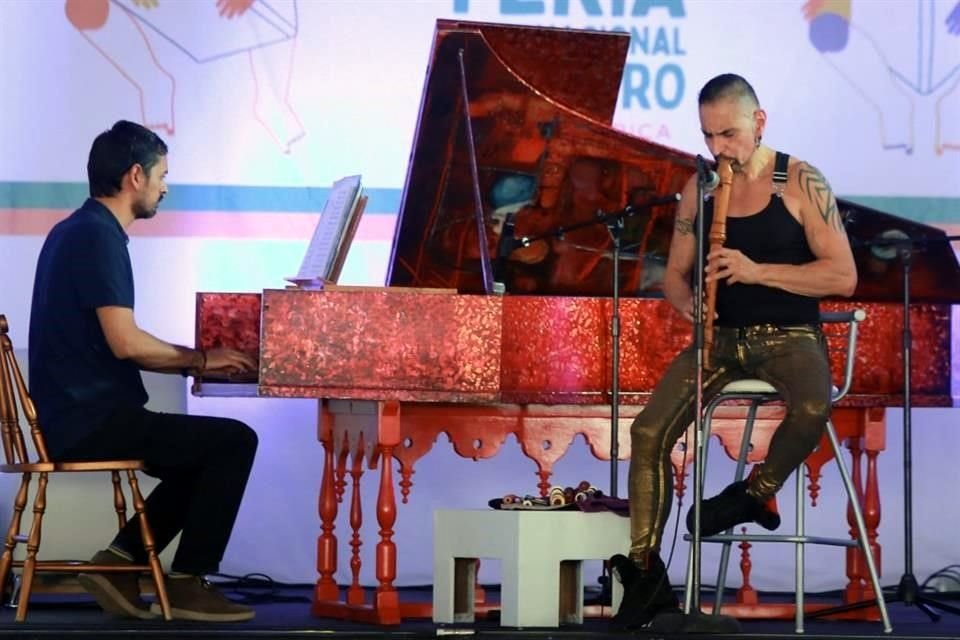 Horacio Franco tuvo que entrar antes de lo programado al acto inaugural de la FIL del Zócalo, pues esperaban a la Jefa de Gobierno Claudia Sheinbaum, quien llegó casi dos horas tarde.