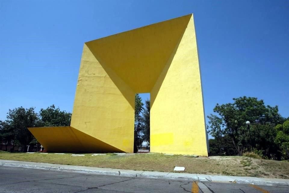 La Gran Puerta, en Jardines Alcalde, se construyó en 1969 y fue la primera obra monumental de Fernando González Gortázar en Guadalajara.