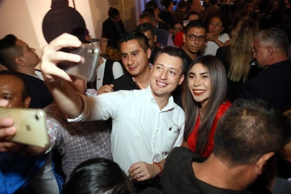 El Alcalde regio, Luis Donaldo Colosio, robó cámara durante el informe de Verónica Delgadillo.