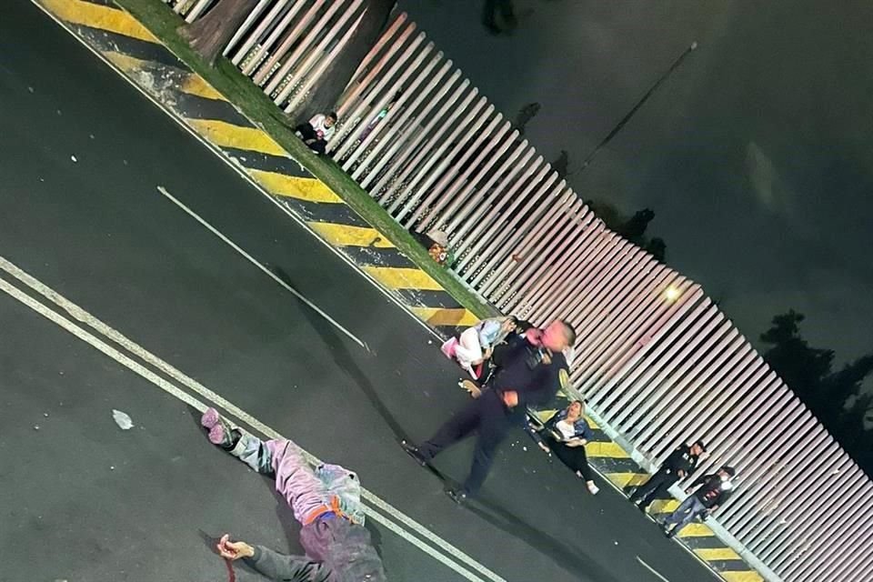 Un motociclista que iba acompañado de una mujer embistió a un indigente en Eje 2 Oriente Congreso de la Unión, tras lo cual los dos hombres murieron.