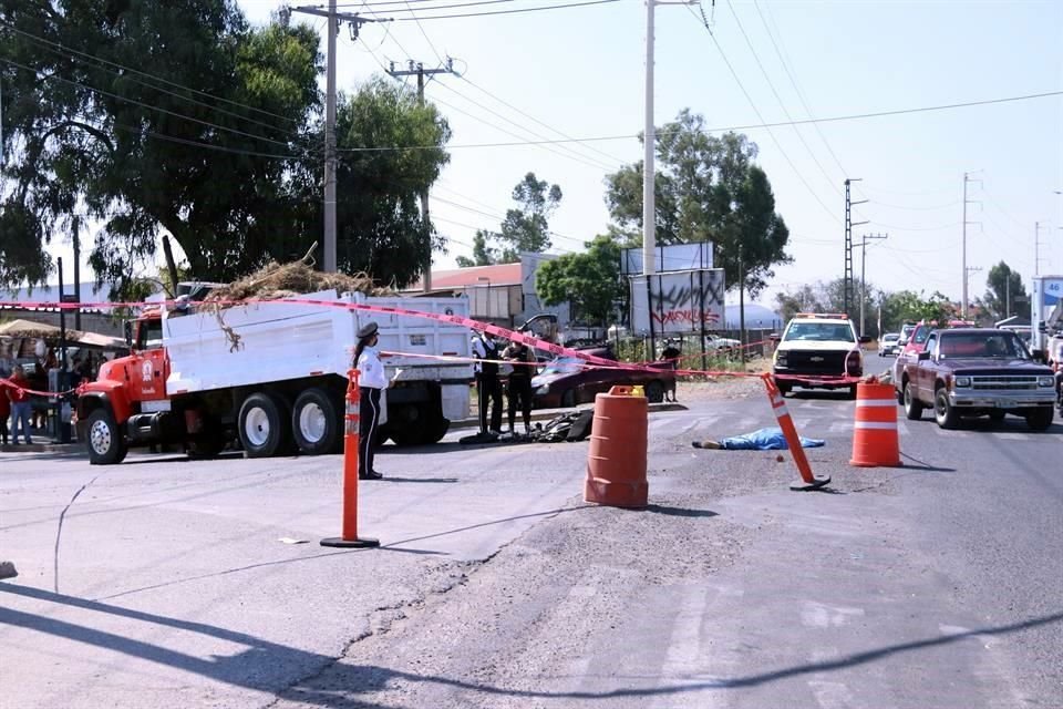 Un motociclista murió tras chocar contra un camión de volteo sobre el Anillo Periférico, cerca del cruce con Camino Real, en la Colonia Arboledas de San Gaspar.