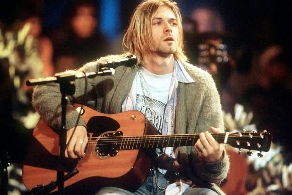 Seis mechones de cabello de Kurt Cobain, líder de la extinta banda Nirvana, se subastaron este fin de semana en 14 mil 145 dólares.