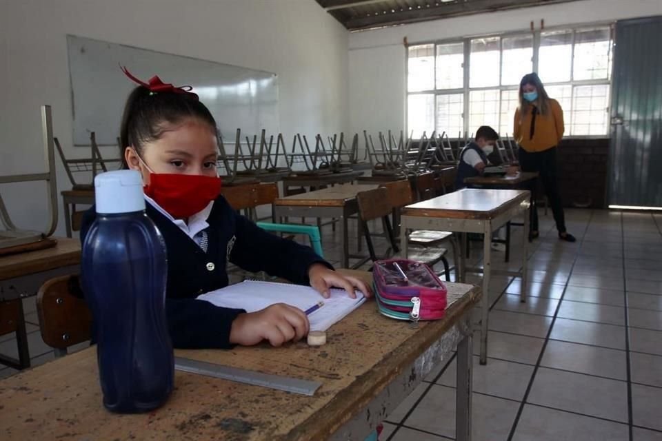 Las escuelas reabrieron solo para asesorías presenciales de máximo 9 niños por grupo, además de trámites administrativos.