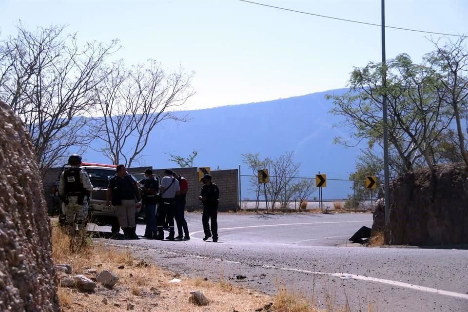 Oficiales acudieron al sitio y encontraron un bulto envuelto con bolsas de plástico en la curva que va hacia la planta de tratamiento de aguas.
