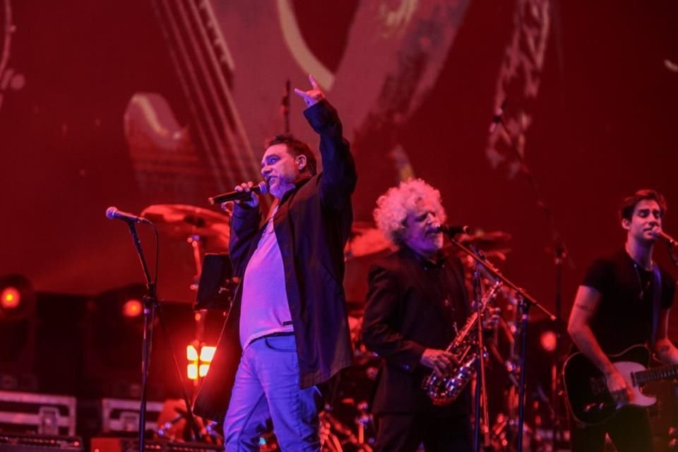 Los Fabulosos Cadillacs tuvieron poca interacción con los asistentes y se dedicaron a cantar.