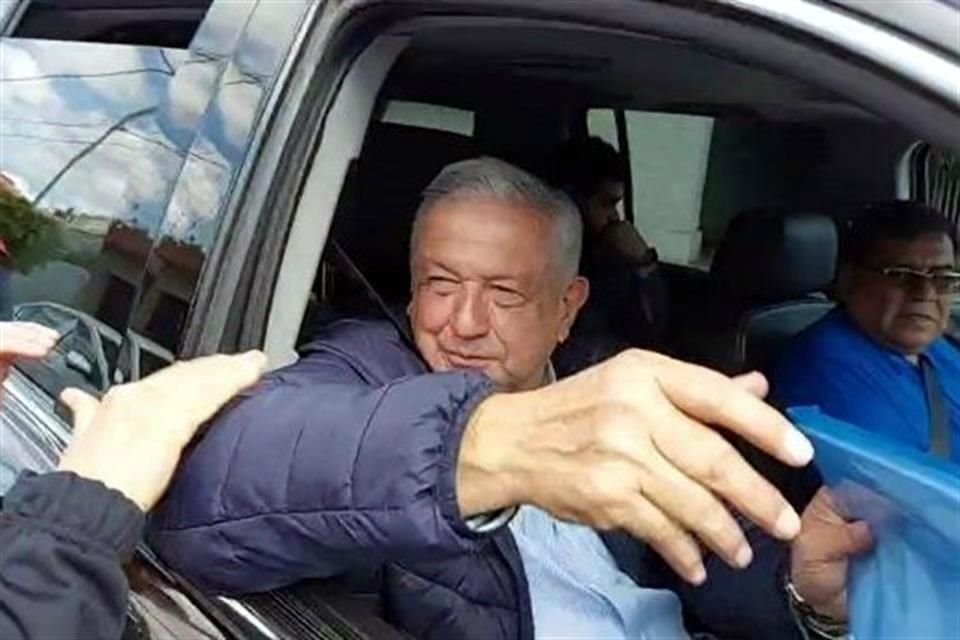 El Presidente López Obrador llegó en una camioneta Suburban a la refinería de Salamanca, Guanajuato.