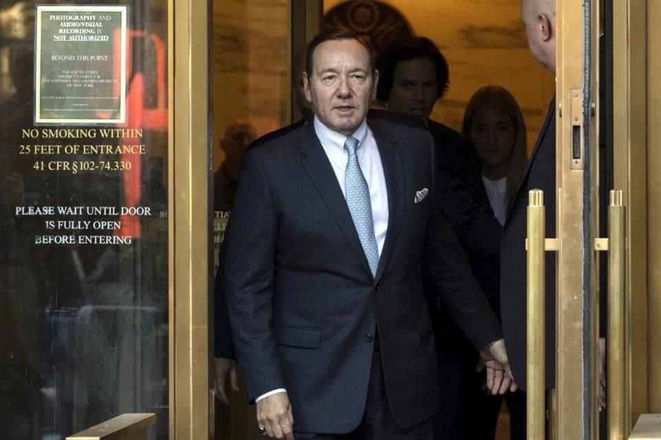 Un testigo acusó a Kevin Spacey de también haber sido abusado sexualmente por el actor, en el primer día de juicio.