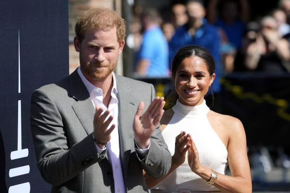 El Príncipe Enrique y Meghan Markle buscan una reconciliación con la familia real, pero antes reanudarán su libro de memorias y serie.