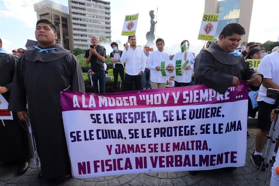 Marcha a favor de la mujer y de la vida convocada por la Arquidiócesis de Guadalajara y el Frente Nacional por la Familia.