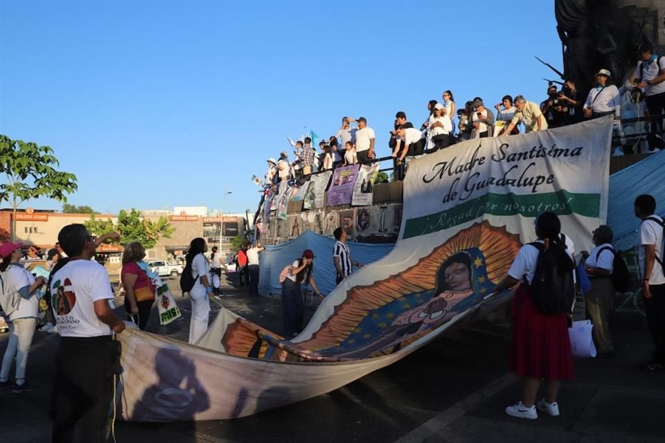 El contingente llegó a la Glorieta de las y los desaparecidos a las 18:30 horas.