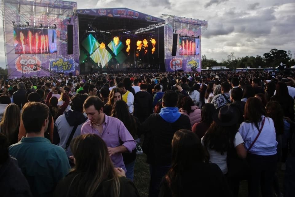 El público, de jóvenes y familias, disfrutó un cartel de pop, urbano y regional.