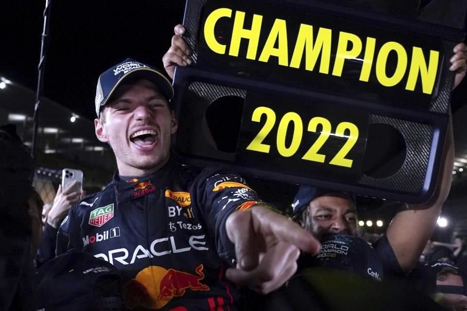 Max Verstappen puede presumir como un bicampeón de la Fórmula Uno, con ambos títulos adjudicados en medio de circunstancias extrañas y sin precedentes tras haber cruzado la meta.