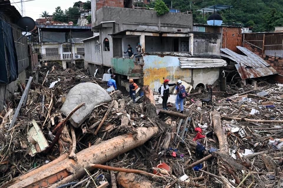 Equipos de rescate y familias buscan entre los escombros tras las lluvias torrenciales, en  Las Tejerías, Venezuela.