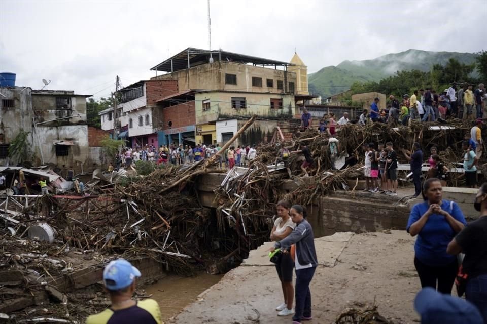 El desbordamiento de los ríos arrastró árboles, casas y negocios en esta zona de Venezuela.