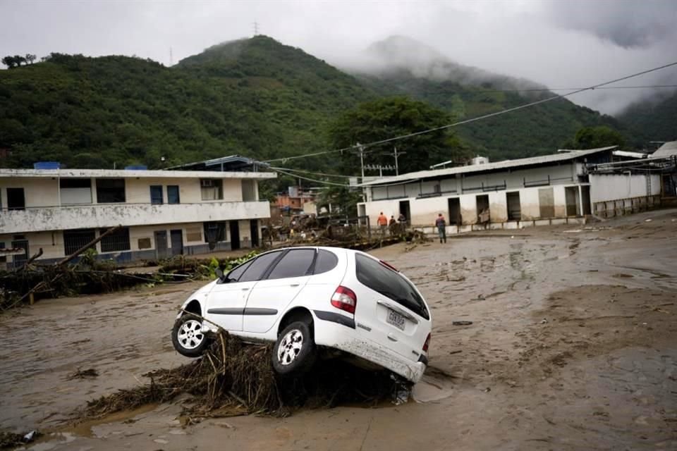 Las aguas también arrastraron autos en Las Tejerías, Venezuela.