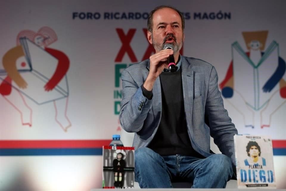 Charla Los excesos y milagros del fútbol. Juan Villoro.