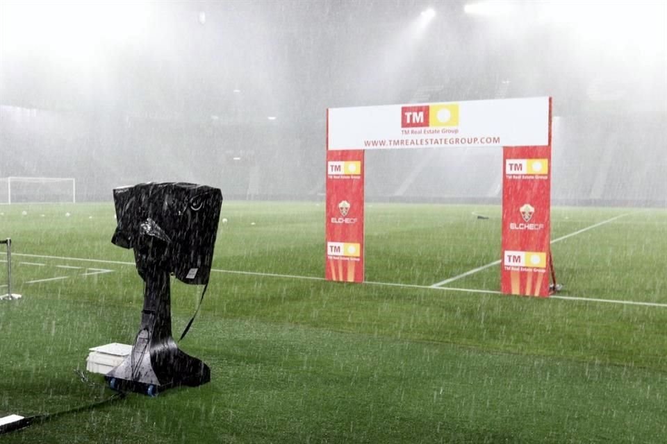 La lluvia provocó que el partido comenzara 30 minutos más tarde.