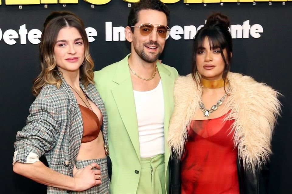 Irene Azuela, Luis Gerardo Méndez y Paulina Gaitán deslumbraron con sus looks a su paso por la alfombra roja.