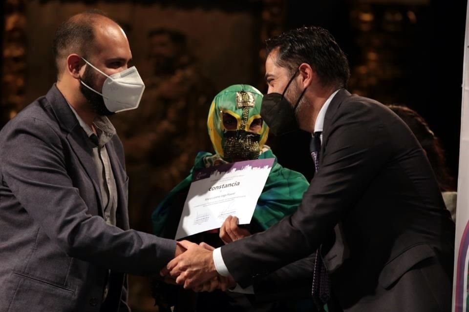 Representantes vecinales de la CDMX recibieron hoy el premio y el reconocimiento por ganar los 16 mejores proyectos para el presupuesto participativo.