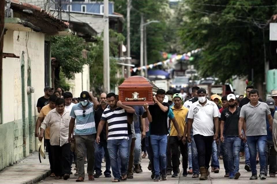 La masacre en San Miguel Totolapan dejó 20 muertos, entre ellos el Alcalde y su padre.