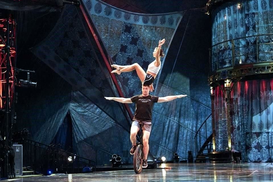 Kooza, según describe el Circo del Sol, es un espectáculo que trata sobre la conexión humana y el mundo de la dualidad, bueno y malo.