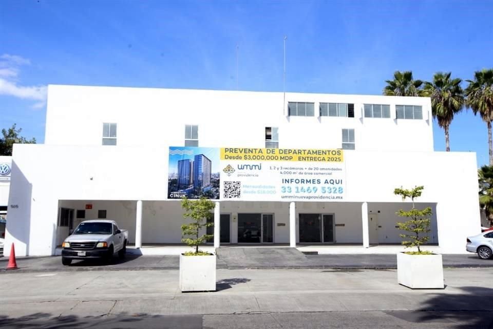 En la agencia, que aún opera, ya se anuncia la próxima construcción de departamentos.
