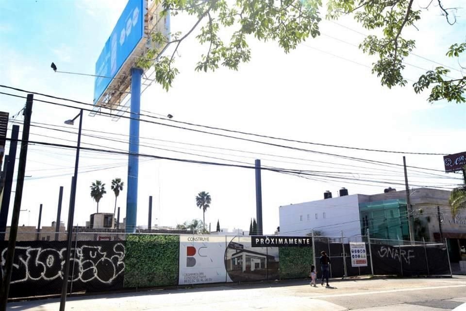 A unos metros se anuncia la construcción de lo que será la nueva agencia.