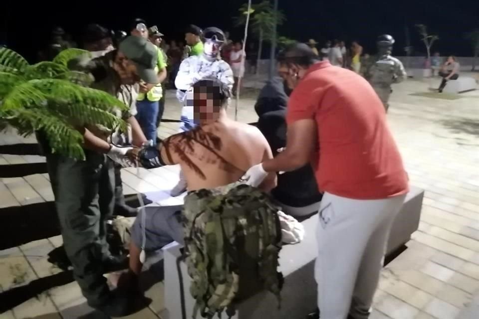 Dos de los cuatro pescadores que desaparecieron el domingo entre las aguas de Jalisco y Nayarit con todo y embarcación fueron hallados con vida en Punta Pérula.