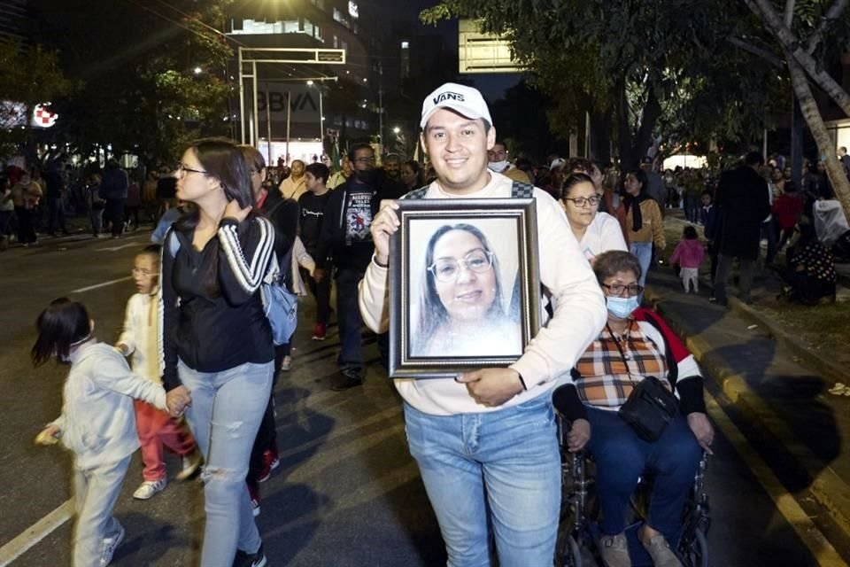 Pablo Velázquez acudió a La Romería con la foto de su madre, Alondra Delgado.