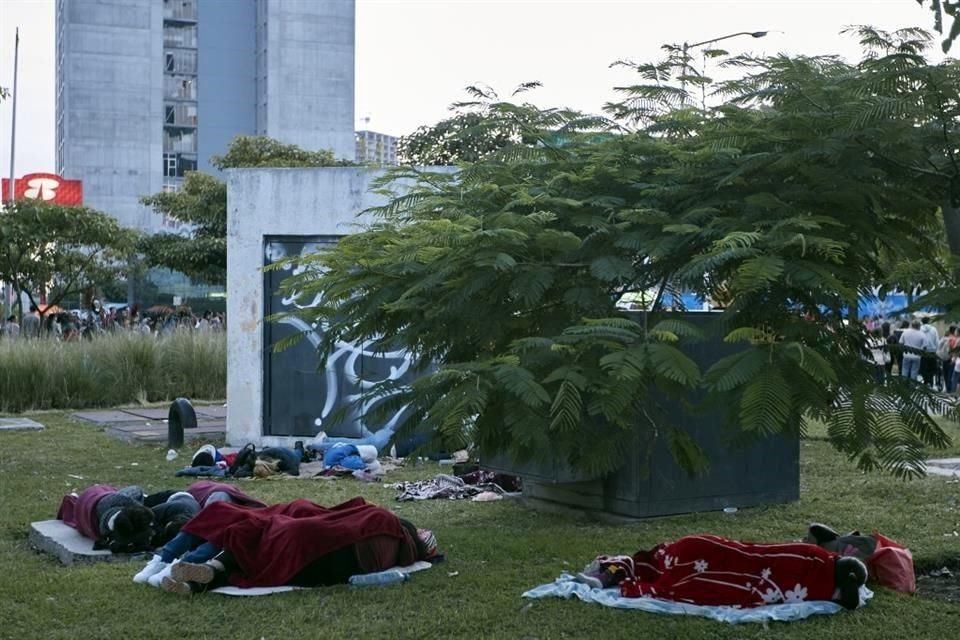 El Gobierno de Zapopan estima que 2 mil personas durmieron alrededor de la Basílica de Zapopan.