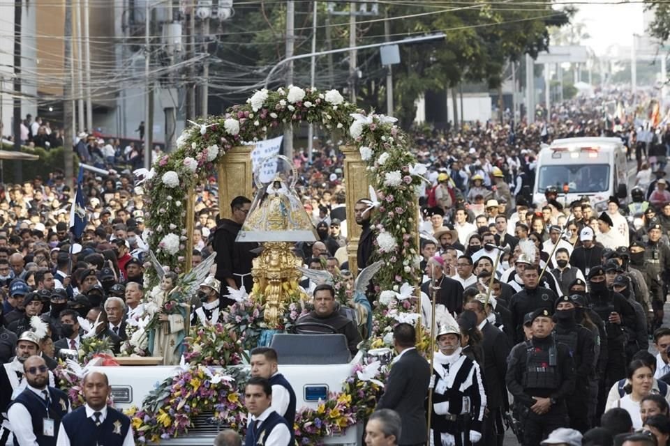 La Virgen de Zapopan recorrió más de 9km de Guadalajara a Zapopan, siendo acompañada todo el tiempo por feligreses y escoltada por un cuerpo de elite de la policía.