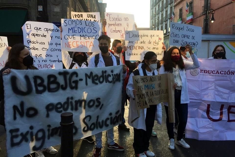 Los estudiantes se manifestaron mientras transcurría la mañanera de López Obrador en Palacio Nacional.