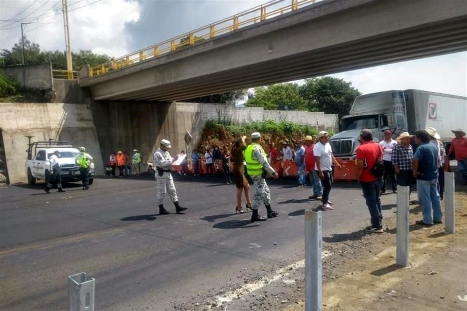 Habitantes decidieron bloquear la Autopista La Pera-Cuautla, en Morelos, para exigir a SCT y constructoras cumplir con compromisos.