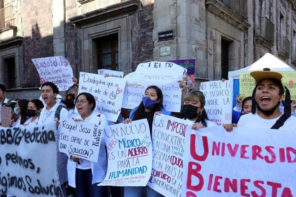 Los estudiantes reclaman que se construyan salones, que haya maestros y que den clases.