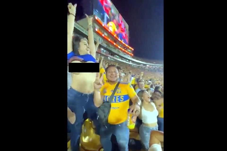Otros aficionados se acercaron a la mujer para tomarse fotos durante el festejo.