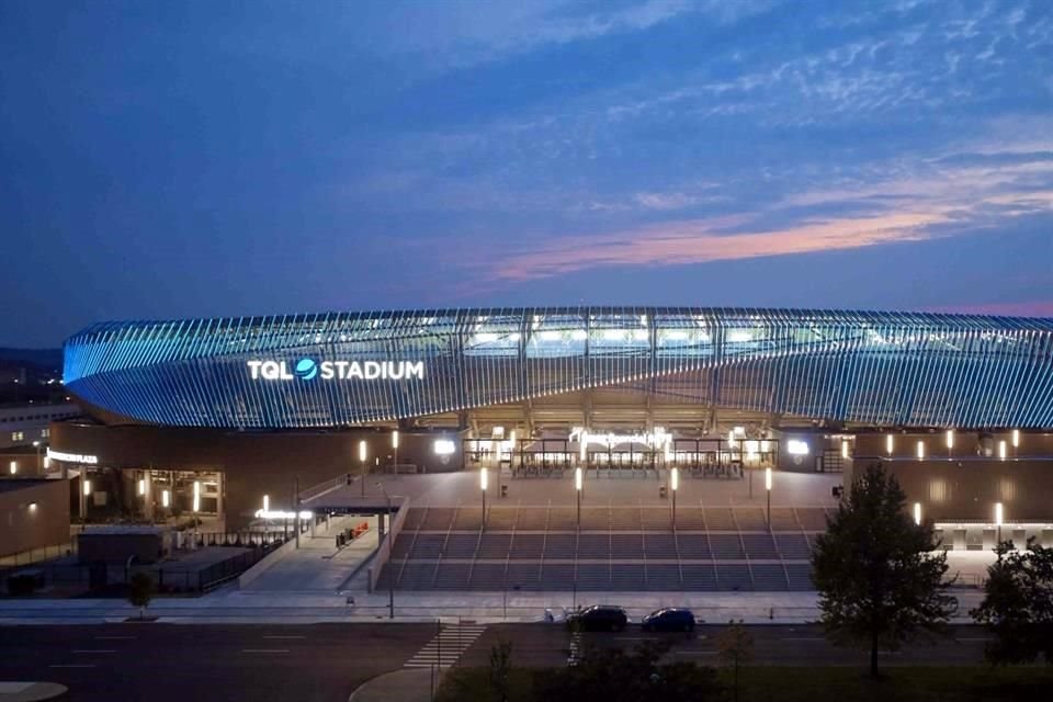 El estadio se envuelve en más de 500 aletas de aluminio personalizadas en masa.